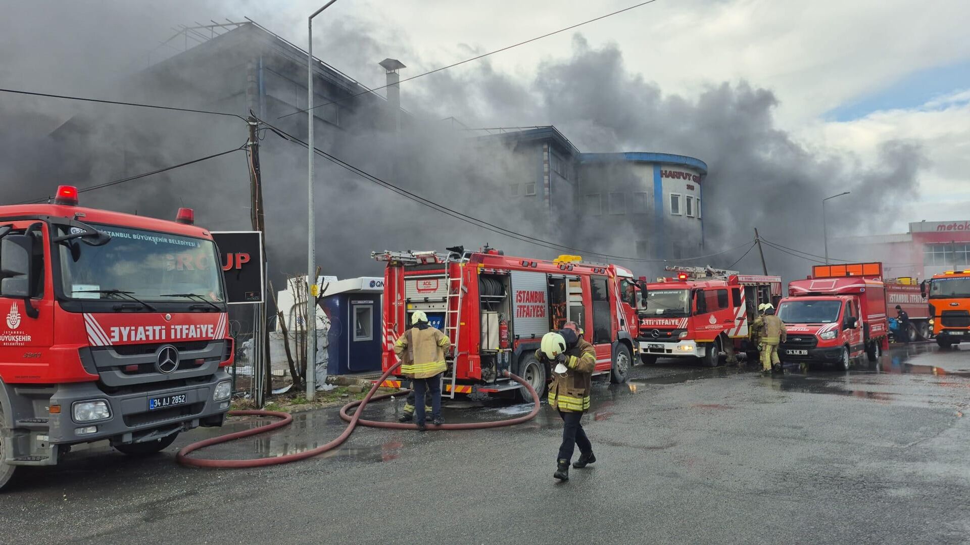 Silivri'de Selimpaşa'da bodrum katında kablo imalatı yapılan bir kozmetik fabrikasında, henüz belirlenemeyen nedenle yangın çıktı. angına itfaiye ekiplerince müdahale ediliyor.
 - Sputnik Türkiye, 1920, 26.02.2026