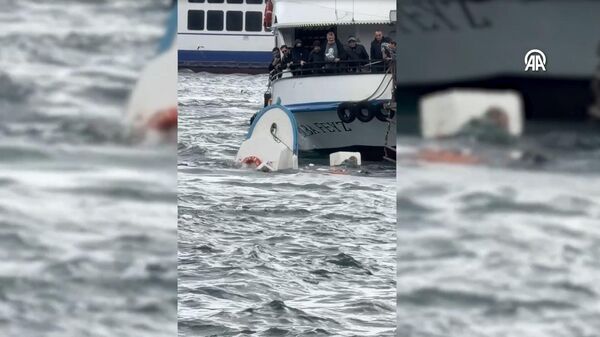 Karaköy’de yolcu vapuru balıkçı teknesine çarptı: Denize düşen kişi kurtarıldı - Sputnik Türkiye
