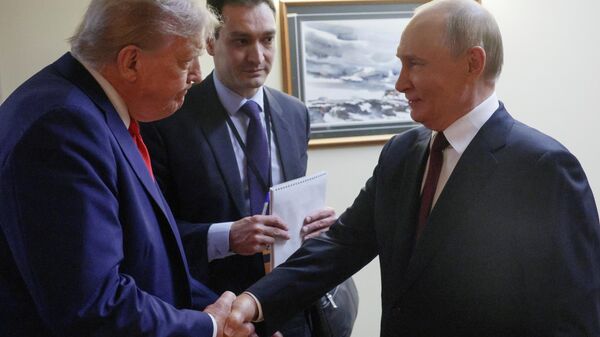 15 Ağustos'ta Alaska'nın Anchorage kentinde Rusya Devlet Başkanı Putin ve ABD Başkanı Trump arasında tarihi bir yüz yüze görüşme gerçekleşti. - Sputnik Türkiye