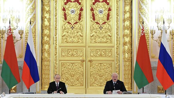 Tổng thống Nga Vladimir Putin và Tổng thống Belarus Alexander Lukashenko - Sputnik Türkiye