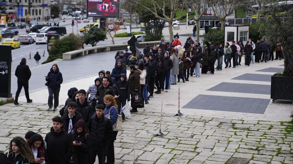 Hyeon-gyu Oh'un imza töreninde stat çevresinde uzun kuyruklar oluştu - Sputnik Türkiye