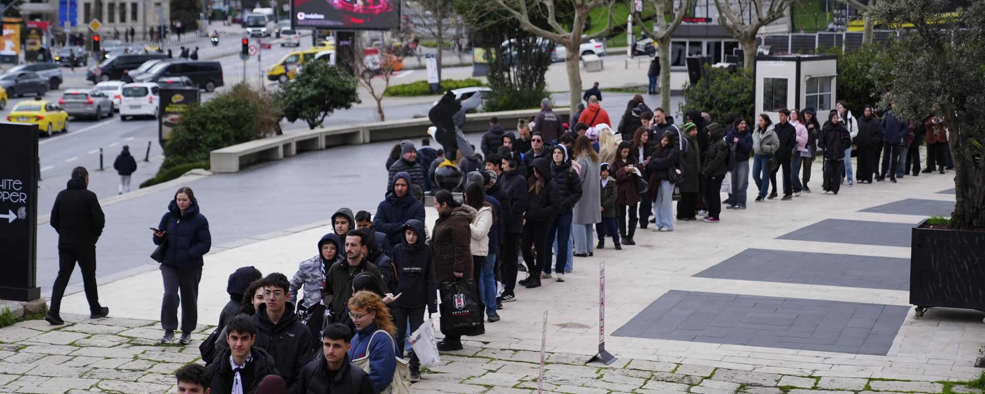 Hyeon-gyu Oh'un imza töreninde stat çevresinde uzun kuyruklar oluştu - Sputnik Türkiye, 1920, 26.02.2026