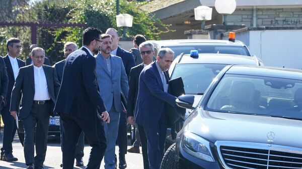 İran heyeti Cenevre'de müzakereler sonrası ayrılırken görüntülendi - Sputnik Türkiye