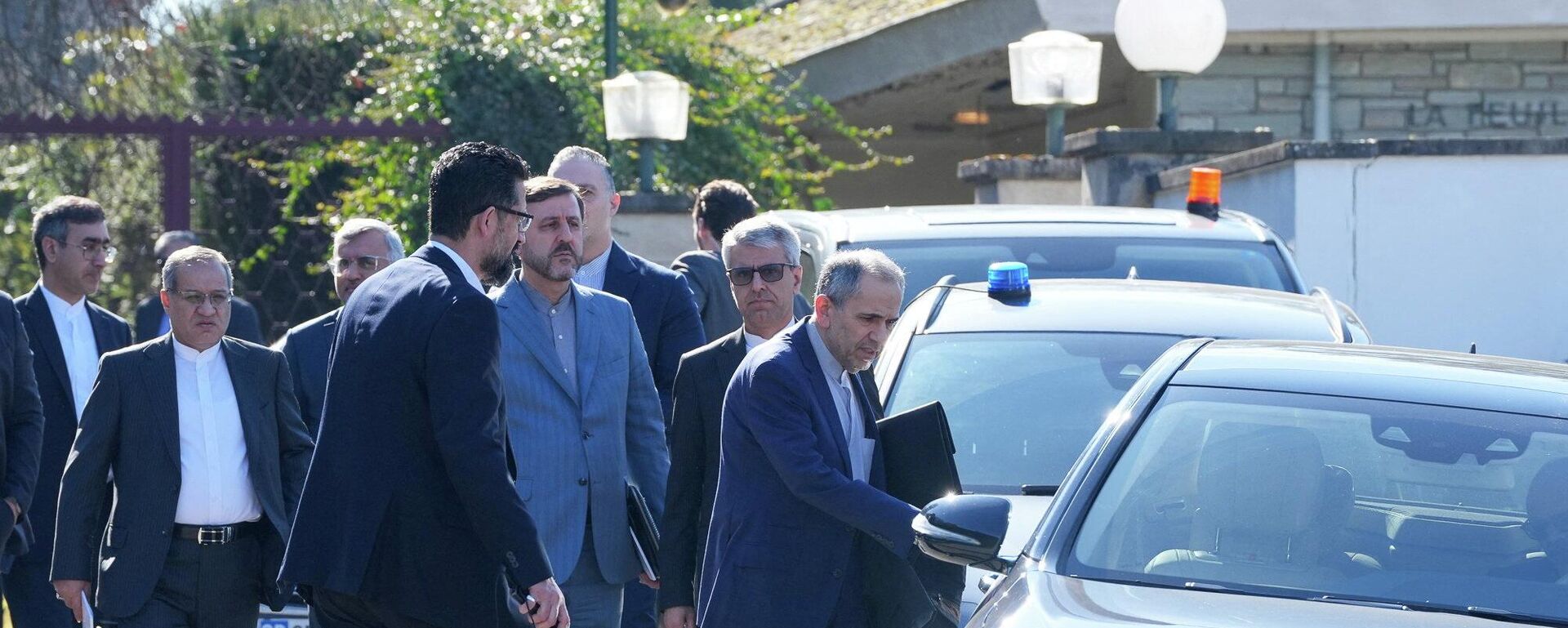 İran heyeti Cenevre'de müzakereler sonrası ayrılırken görüntülendi - Sputnik Türkiye, 1920, 27.02.2026