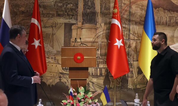 Rusya Federasyonu Devlet Duması Dış İlişkiler Komitesi Başkanı Leonid Slutskiy ve Ukrayna Parlamentosu Halkın Hizmetkârı Fraksiyonu Başkanı David Arahamiya (sağda), Mart 2022'de İstanbul Dolmabahçe Sarayı'nda gerçekleştirilen Rusya-Ukrayna barış görüşmeleri sırasında. - Sputnik Türkiye