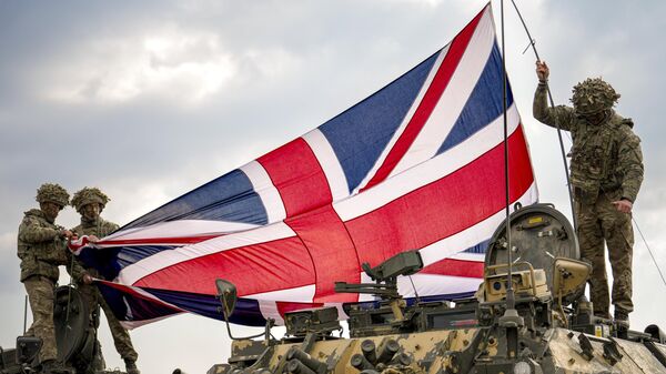 British servicemen unfurl the Union Jack flag before the start of the Steadfast Dart 2025 exercise at a training range in Smardan, eastern Romania, Wednesday, Feb. 19, 2025. - Sputnik Türkiye