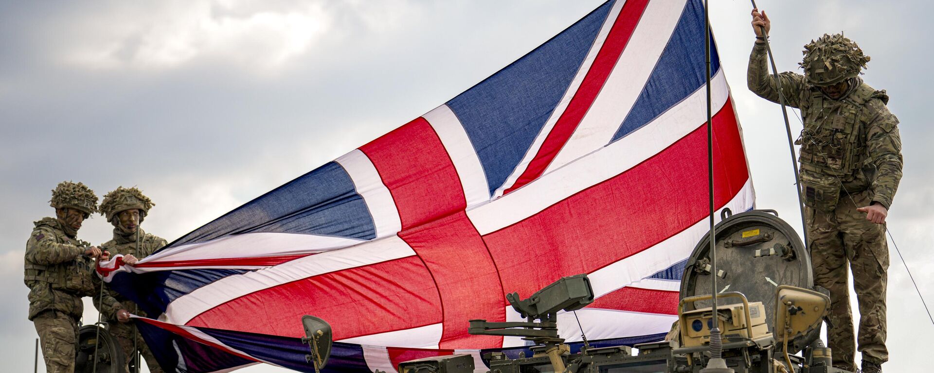 British servicemen unfurl the Union Jack flag before the start of the Steadfast Dart 2025 exercise at a training range in Smardan, eastern Romania, Wednesday, Feb. 19, 2025. - Sputnik Türkiye, 1920, 27.02.2026