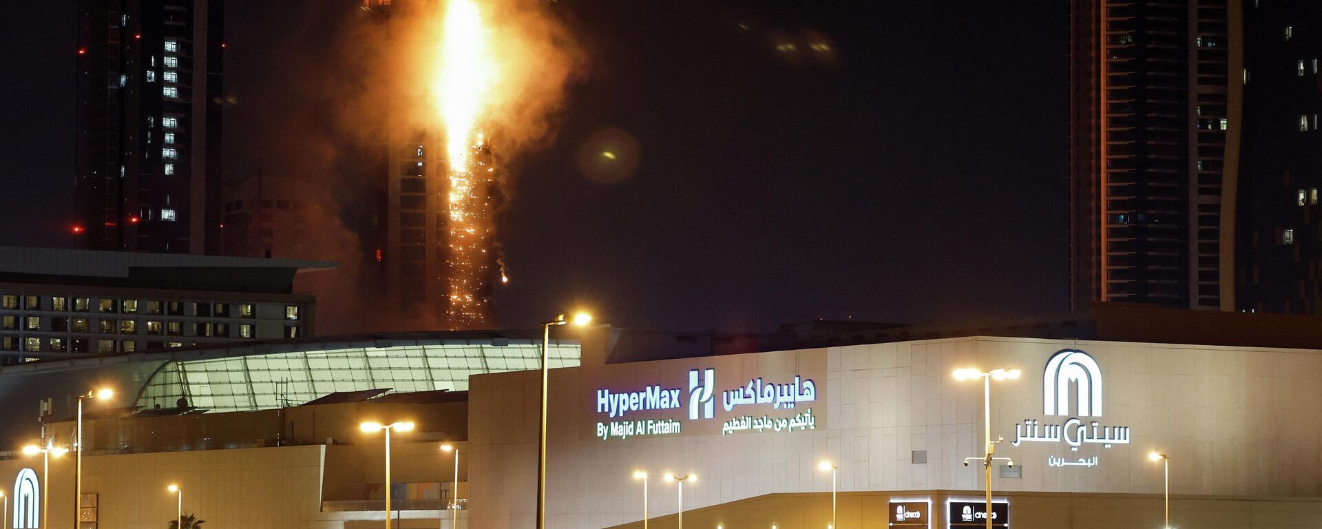 Bahreyn'de bir binaya isabet eden İHA - Sputnik Türkiye, 1920, 03.03.2026