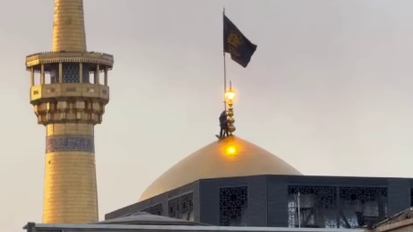 İran'ın Meşhed kentindeki İmam Reza Camii'nde siyah 'yas bayrağı' göndere çekildi - Sputnik Türkiye