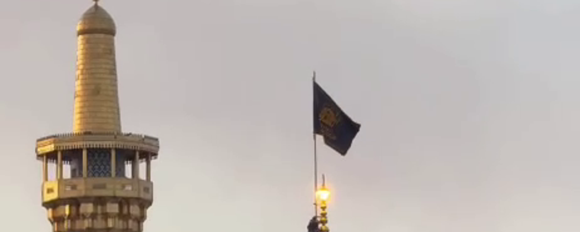 İran'ın Meşhed kentindeki İmam Reza Camii'nde siyah 'yas bayrağı' göndere çekildi - Sputnik Türkiye, 1920, 01.03.2026