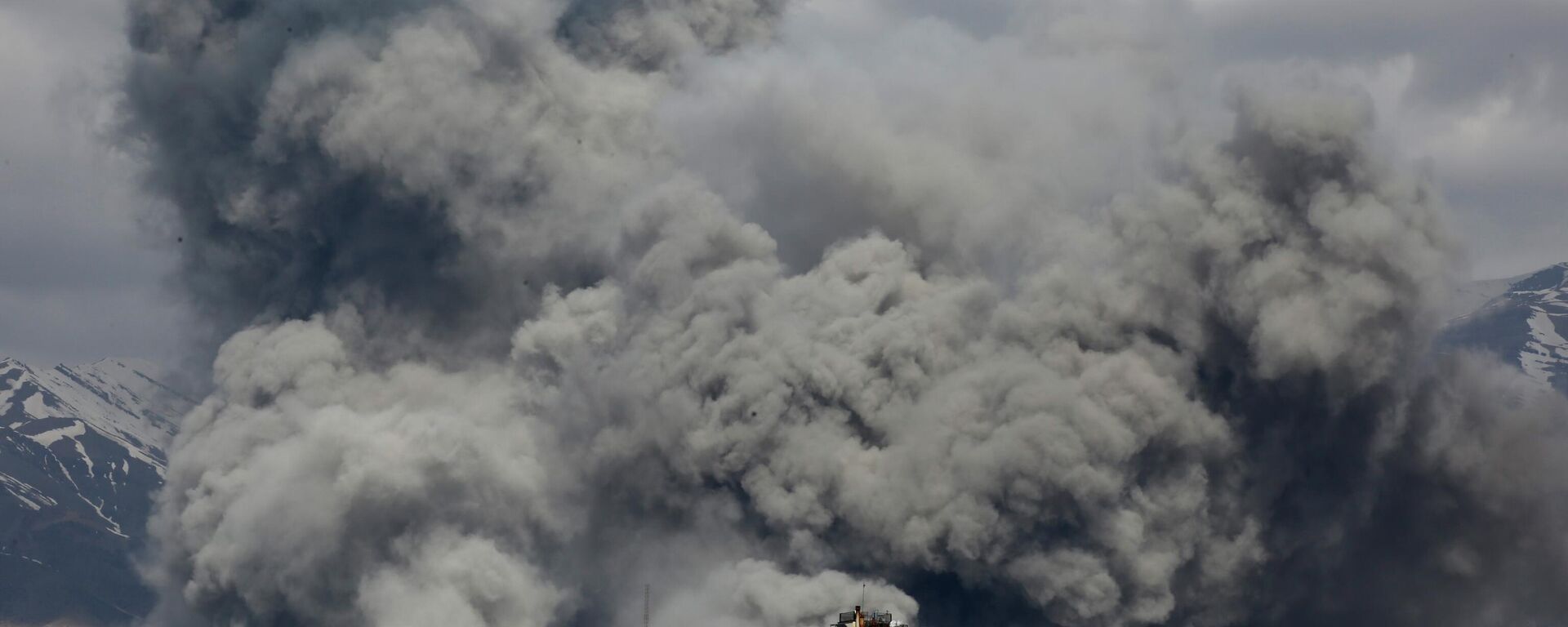 Tahran’daki İran Radyo ve Televizyon Kurumu (IRIB) binası saldırılarda hedef alındı - Sputnik Türkiye, 1920, 02.03.2026