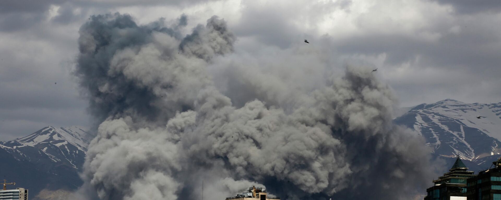 Tahran’daki İran Radyo ve Televizyon Kurumu (IRIB) binası saldırılarda hedef alındı - Sputnik Türkiye, 1920, 15.04.2026