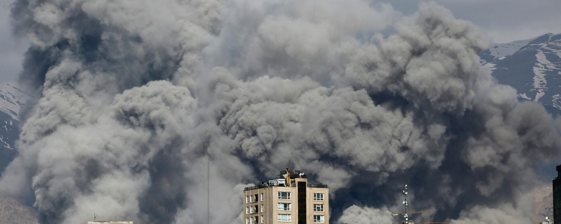 Tahran’daki İran Radyo ve Televizyon Kurumu (IRIB) binası saldırılarda hedef alındı - Sputnik Türkiye, 1920, 01.03.2026