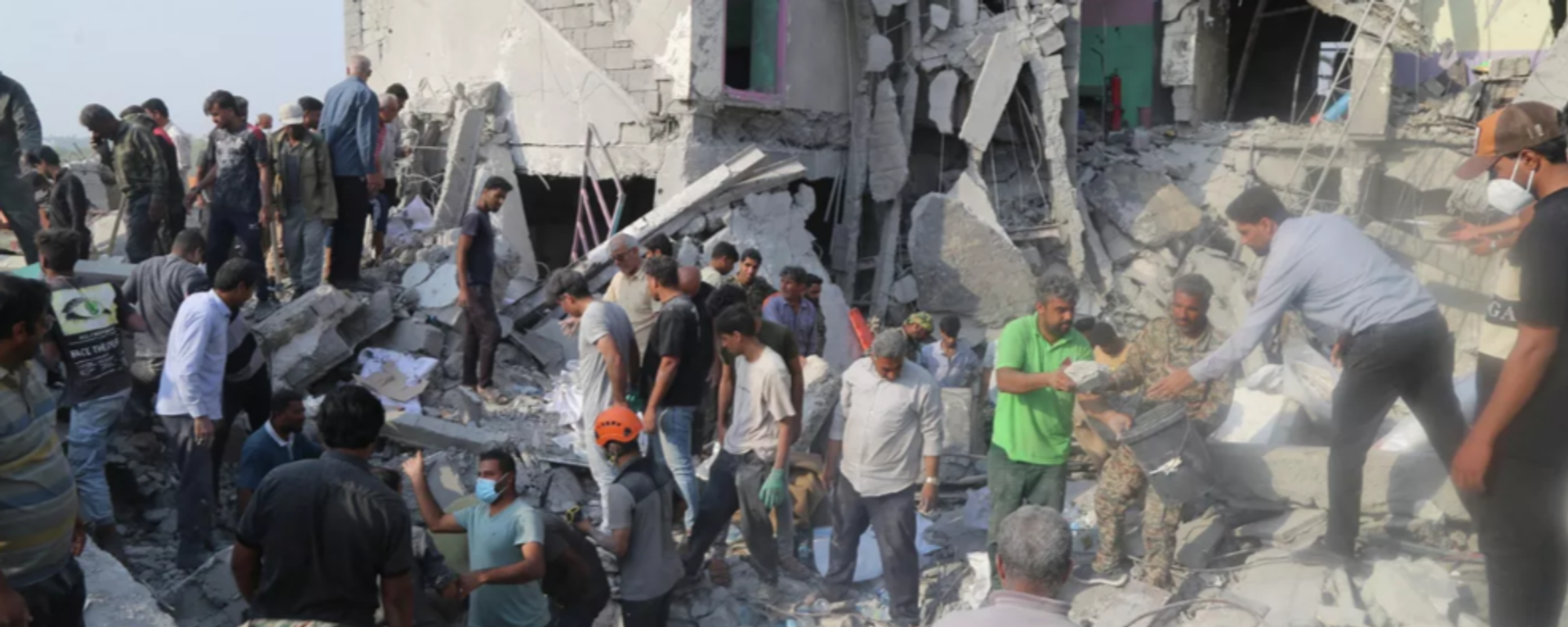 İran'ın Minab şehrinde, ABD-İsrail saldırısında yıkılan okulda enkaz kaldırma çalışmaları - Sputnik Türkiye, 1920, 06.03.2026