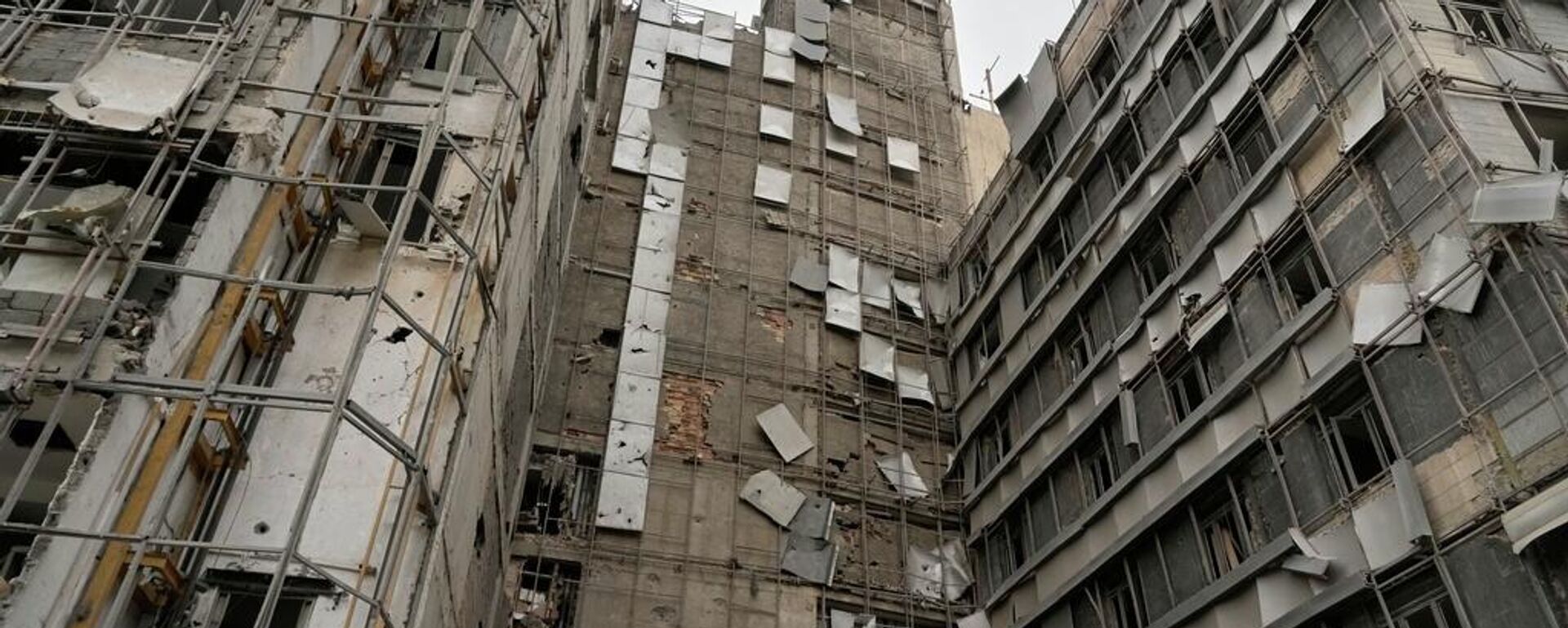 Gandhi Hastanesi’nin hasar gören cephesi - Sputnik Türkiye, 1920, 02.03.2026