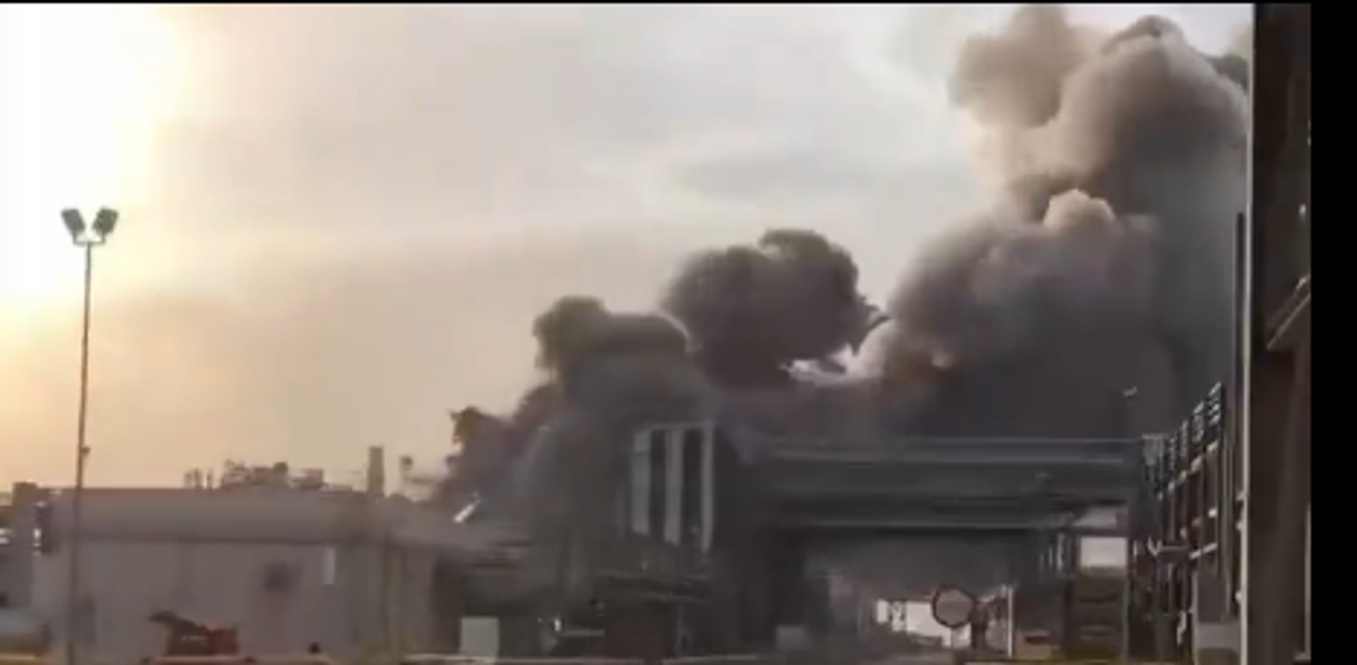 İran'ın vurduğu Saudi Aramco petrol rafinerisi - Sputnik Türkiye, 1920, 02.03.2026