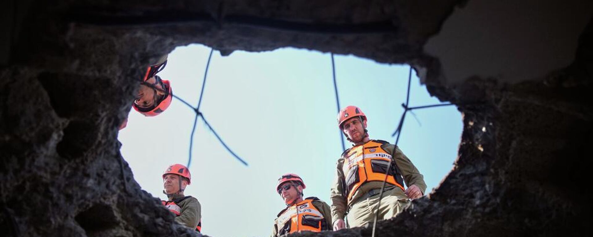 İran'ın misilleme saldırıları sonucu İsrail'in Petah Tikva bölgesinde açılan bir delik - Sputnik Türkiye, 1920, 03.03.2026