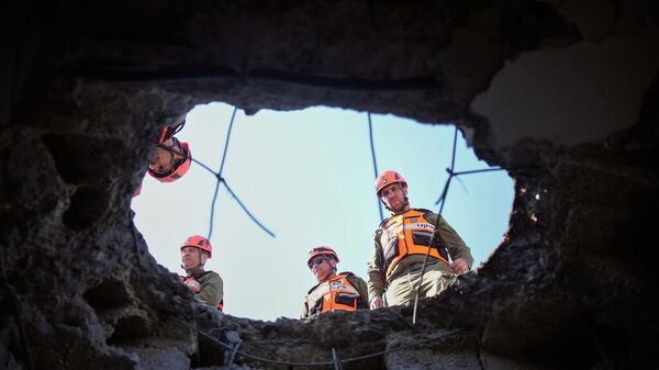 İran'ın misilleme saldırıları sonucu İsrail'in Petah Tikva bölgesinde açılan bir delik - Sputnik Türkiye