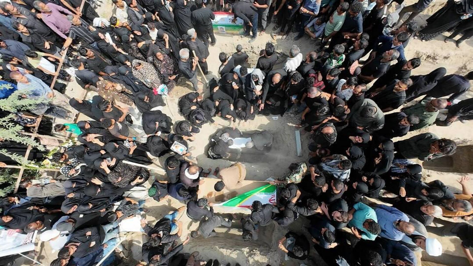 İran’daki okul saldırısında ölen kız çocuklarına veda töreni  - Sputnik Türkiye, 1920, 03.03.2026