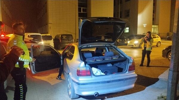 Bursa’da hastane bahçesinde yüksek sesle müzik dinleyen sürücüye ceza - Sputnik Türkiye