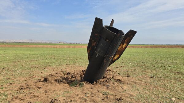 Suriye’nin Haseke iline bağlı Türkiye sınırına yakın Kamışlı ilçesinin Dımhıyye el-Kebire köyüne İran’a ait olduğu belirtilen bir balistik füze düştü - Sputnik Türkiye