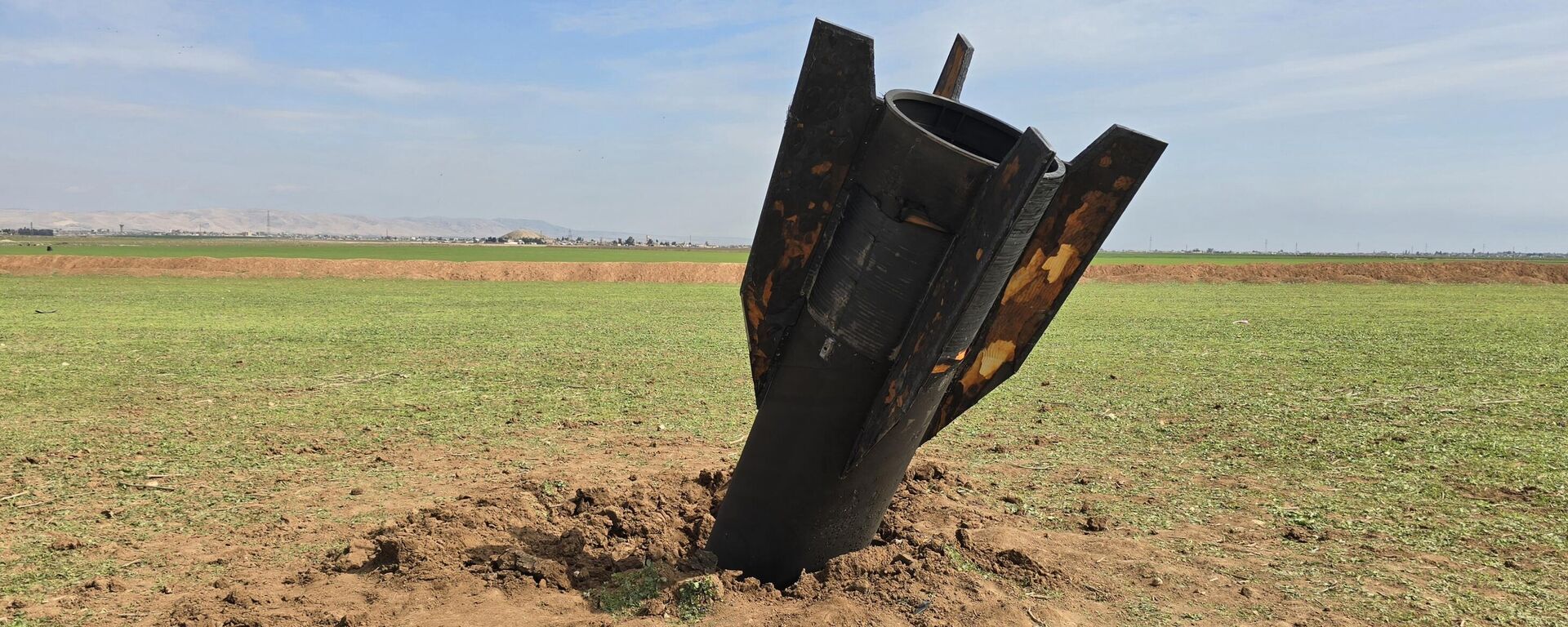 Suriye’nin Haseke iline bağlı Türkiye sınırına yakın Kamışlı ilçesinin Dımhıyye el-Kebire köyüne İran’a ait olduğu belirtilen bir balistik füze düştü - Sputnik Türkiye, 1920, 05.03.2026