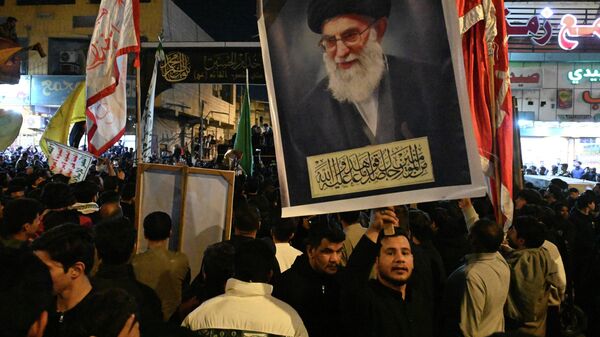 Irak'ın Basra kentinde Hamaney'in ABD ve İsrail'in hava saldırılarında öldürülmesinin protestosu - Sputnik Türkiye
