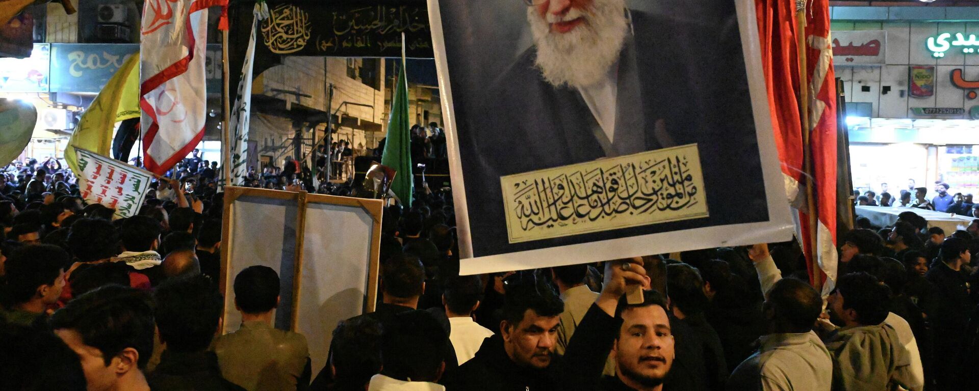 Irak'ın Basra kentinde Hamaney'in ABD ve İsrail'in hava saldırılarında öldürülmesinin protestosu - Sputnik Türkiye, 1920, 09.03.2026