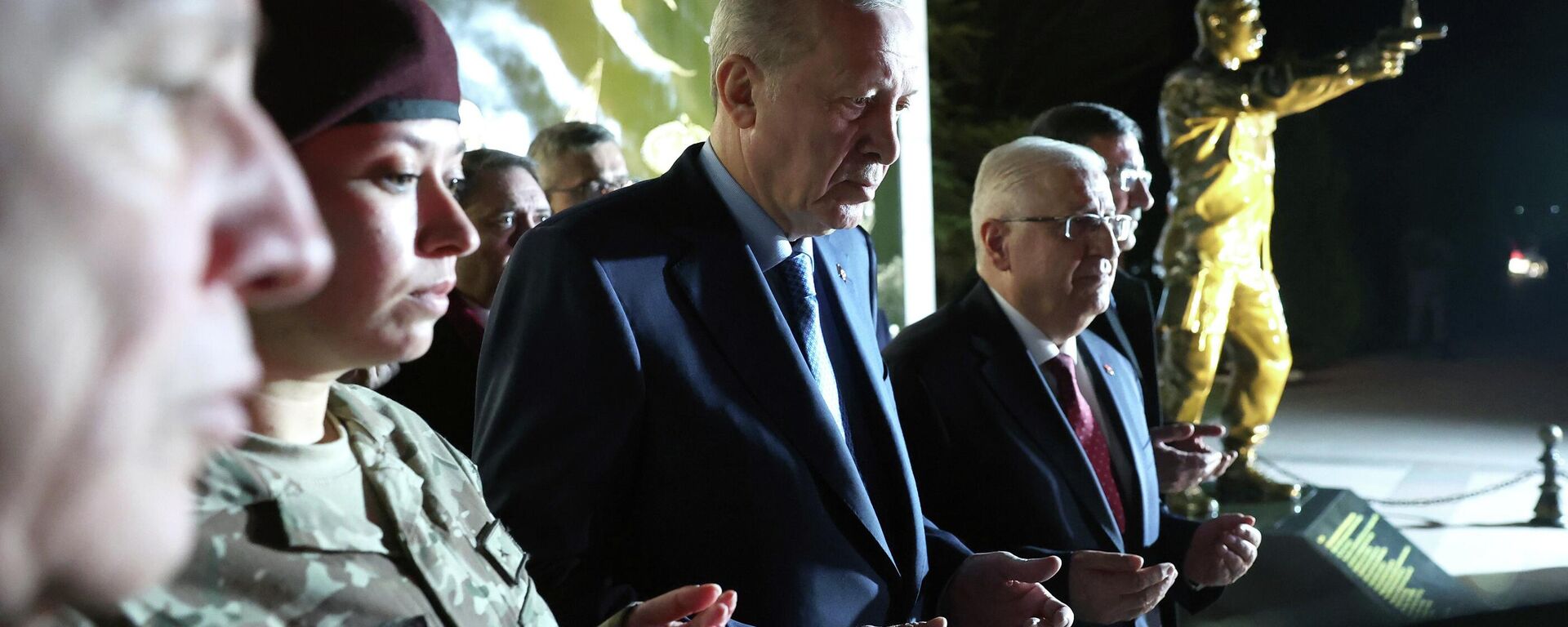 Cumhurbaşkanı Erdoğan, Ömer Halisdemir'in anıtının önünde dua etti - Sputnik Türkiye, 1920, 04.03.2026