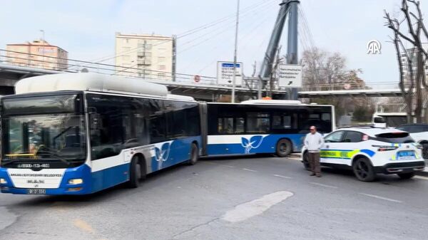 Ankara'da belediye otobüsü refüjde asılı kaldı: Trafik kilitlendi - Sputnik Türkiye