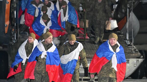 Sự trở về của những người lính Nga sau khi bị giam cầm - Sputnik Türkiye