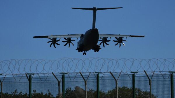 Kıbrıs'taki Limassol üssü yakınlarına ulaşan İngiliz RAF uçağı - Sputnik Türkiye