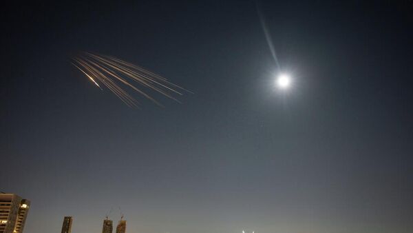 İran'dan atılan bir füze İsrail gökyüzünde görüntülendi - Sputnik Türkiye