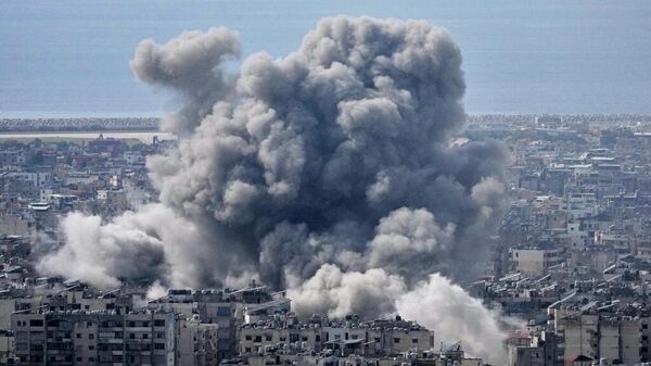 Beyrut'a bugün yapılan saldırılar sonrası dumanlar yükseliyor  - Sputnik Türkiye