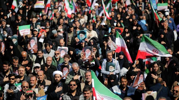 Tahran’da cuma namazının ardından toplanan kalabalık ABD ve İsrail’i protesto etti - Sputnik Türkiye