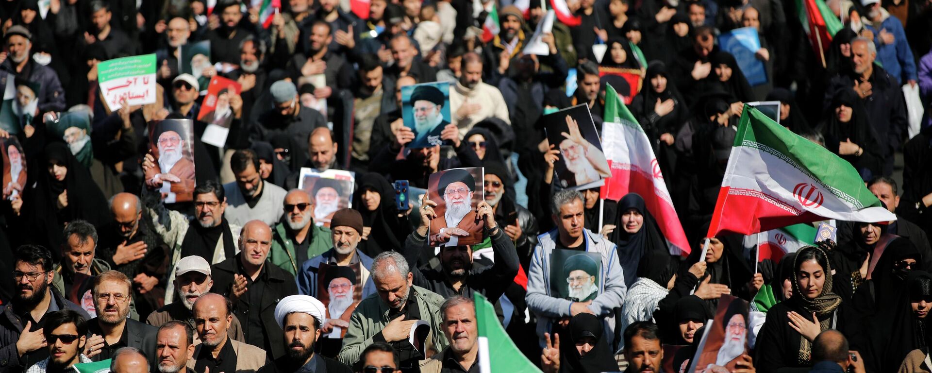 Tahran’da cuma namazının ardından toplanan kalabalık ABD ve İsrail’i protesto etti - Sputnik Türkiye, 1920, 07.03.2026