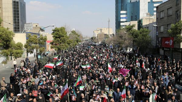 Tahran’da cuma namazının ardından toplanan kalabalık ABD ve İsrail’i protesto etti - Sputnik Türkiye