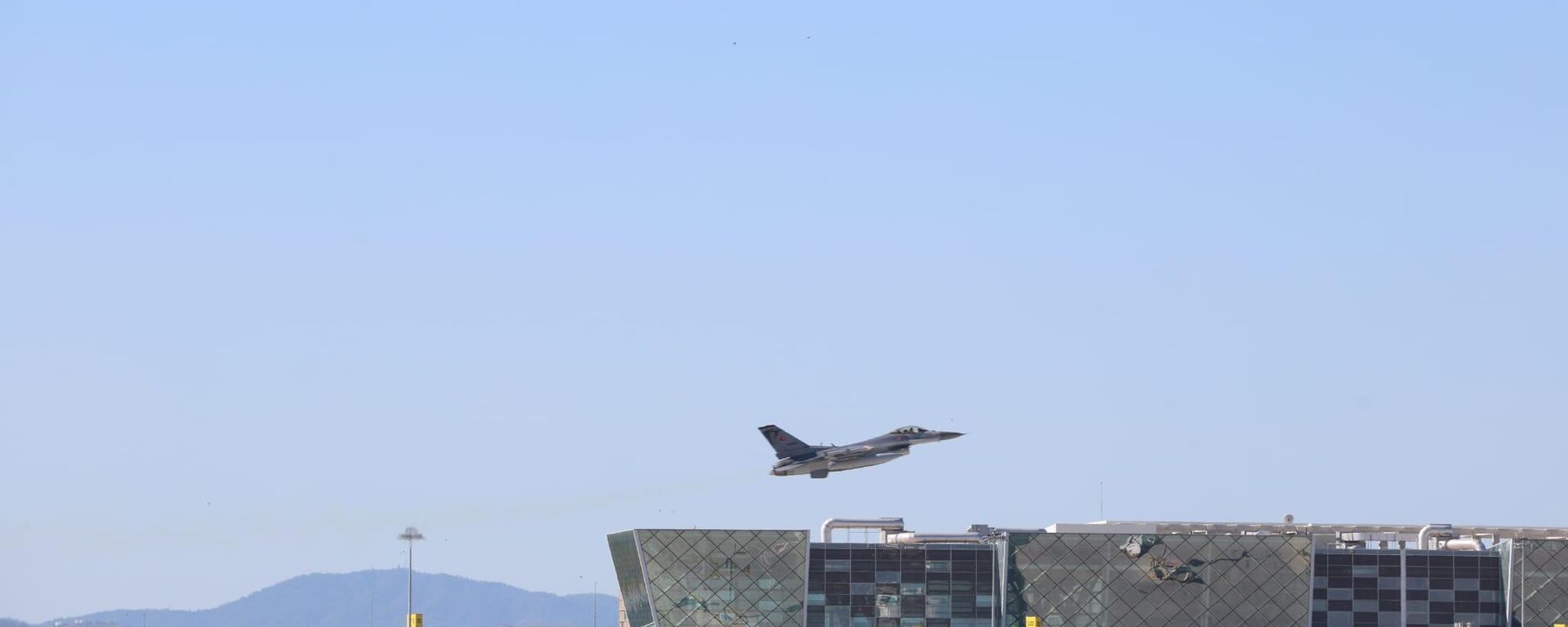 Milli Savunma Bakanlığınca,  6 F-16 savaş uçağı ve hava savunma sistemleri, Kuzey Kıbrıs'a konuşlandırıldı. - Sputnik Türkiye, 1920, 09.03.2026