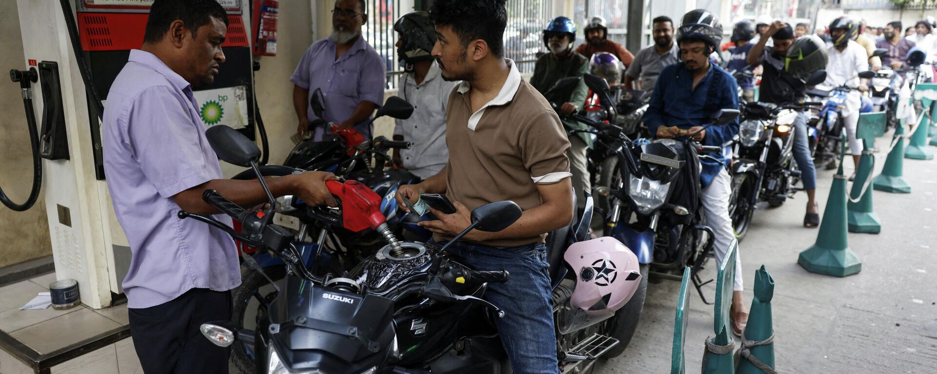Bangladeş'te benzin istasyonları önünde kuyruk - Sputnik Türkiye, 1920, 09.03.2026