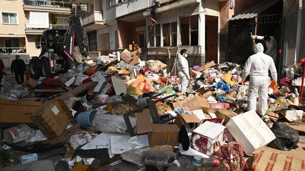 İzmir'in Karabağlar ilçesinde 2 katlı evden 12 kamyon çöp çıkartıldı. - Sputnik Türkiye