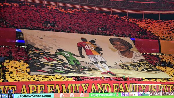 Galatasaray taraftarları Victor Osimhen için tribünde kareografi hazırladı - Sputnik Türkiye