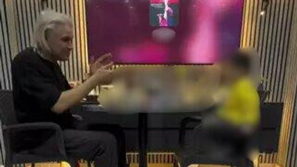 3 yaşındaki çocuğunu alkol masasına oturttu - Sputnik Türkiye