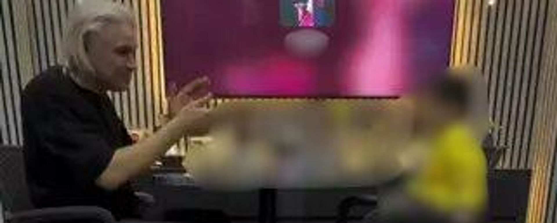 3 yaşındaki çocuğunu alkol masasına oturttu - Sputnik Türkiye, 1920, 12.03.2026