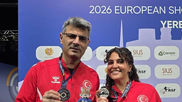 Avrupa Havalı Silahlar Şampiyonası'nda mücadele eden Şevval İlayda Tarhan ile Yusuf Dikeç, 10 metre havalı tabanca karışık takım kategorisinde gümüş madalya kazandı. ( Türkiye Atıcılık Federasyonu - Anadolu Ajansı ) - Sputnik Türkiye