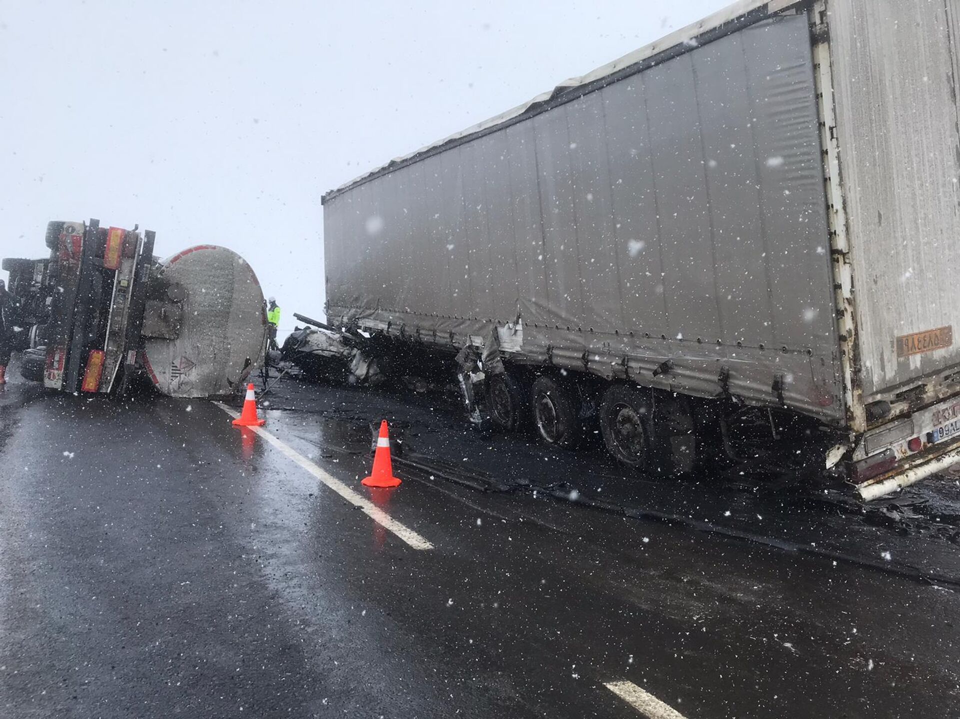 Kars'ta tankerle bir tır çarpıştı - Sputnik Türkiye, 1920, 15.03.2026