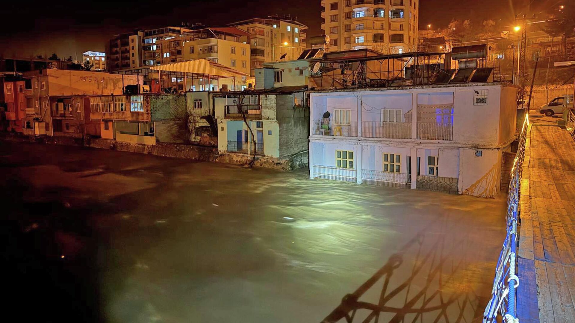 Siirt'te sel: Riskli binalar tahliye edildi, Bitlis Çayı yükseldi Siirt'te sel: Riskli binalar tahliye edildi, Bitlis Çayı yükseldi - Sputnik Türkiye, 1920, 16.03.2026