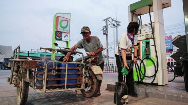 Tayland'da petrol fiyatları yükselmeye devam ederken, Bangkok'ta insanlar yakıt stoğu yapıyor - Sputnik Türkiye