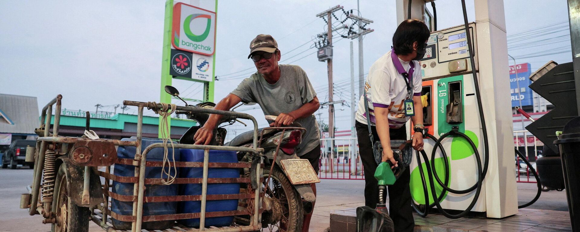Tayland'da petrol fiyatları yükselmeye devam ederken, Bangkok'ta insanlar yakıt stoğu yapıyor - Sputnik Türkiye, 1920, 16.03.2026