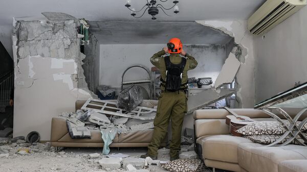 İran'ın misilleme saldırılarında İsrail'de hasar alan bir ev - Sputnik Türkiye