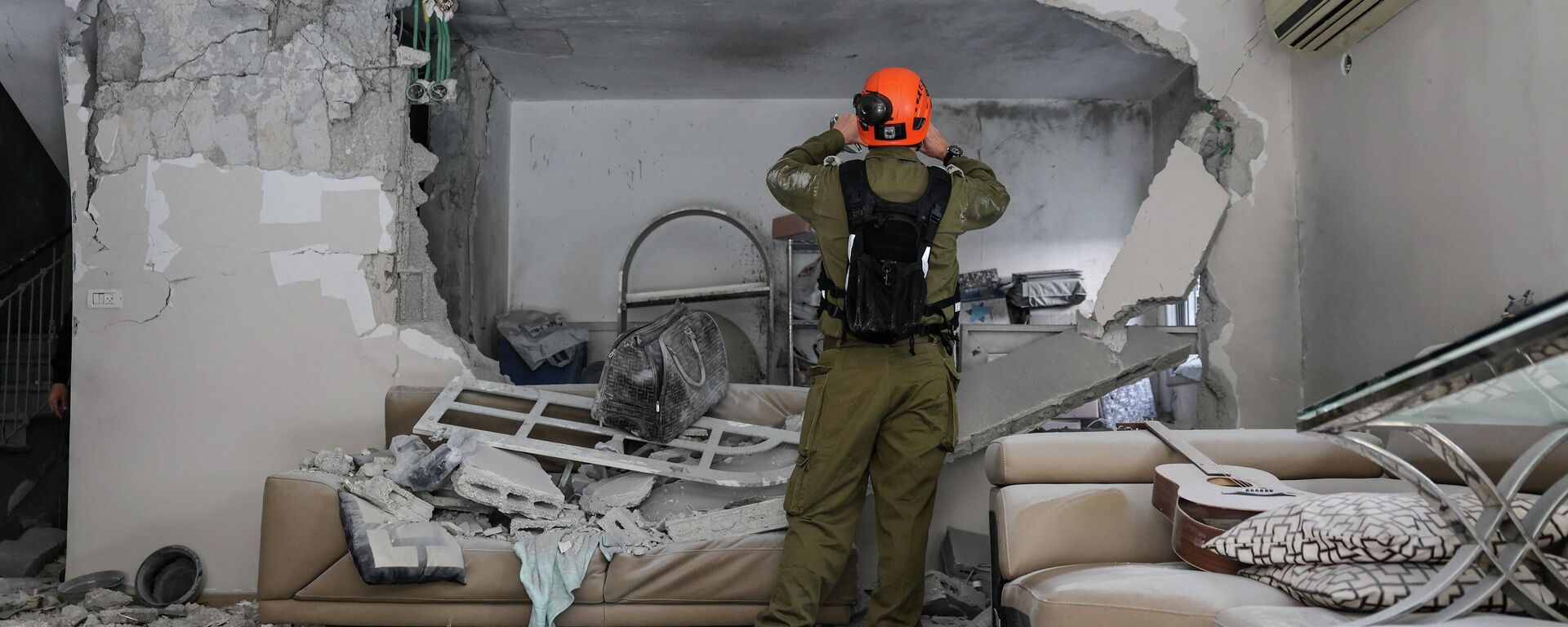 İran'ın misilleme saldırılarında İsrail'de hasar alan bir ev - Sputnik Türkiye, 1920, 16.03.2026